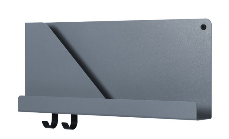 Graues Muuto Folded Shelves Wandregal mit Ablage und zwei Haken für Flur oder Büro.